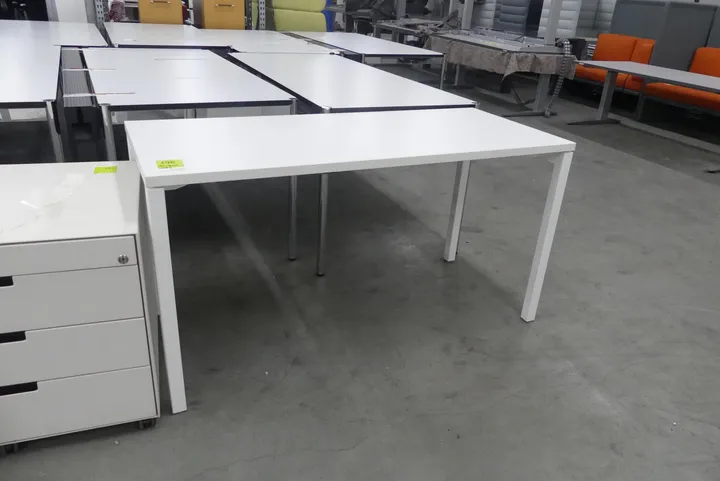 Schreibtisch Maße in cm: ca. 140 x 60